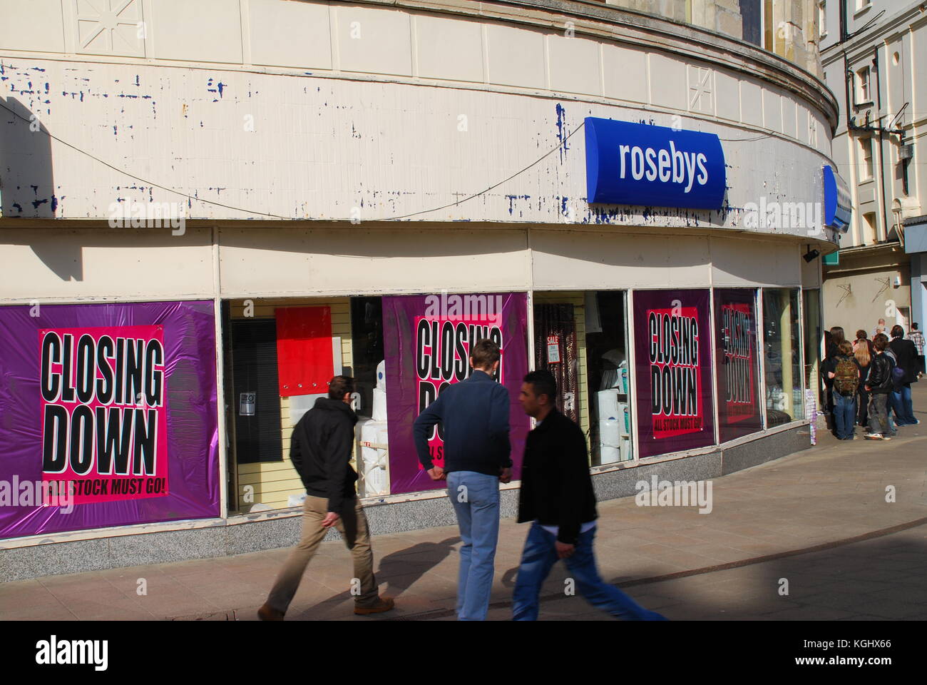 Schließung von Schildern in einer Filiale des Rosebys-Wäscheladengeschäfts in Hastings in East Sussex, England am 9. März 2009. Stockfoto