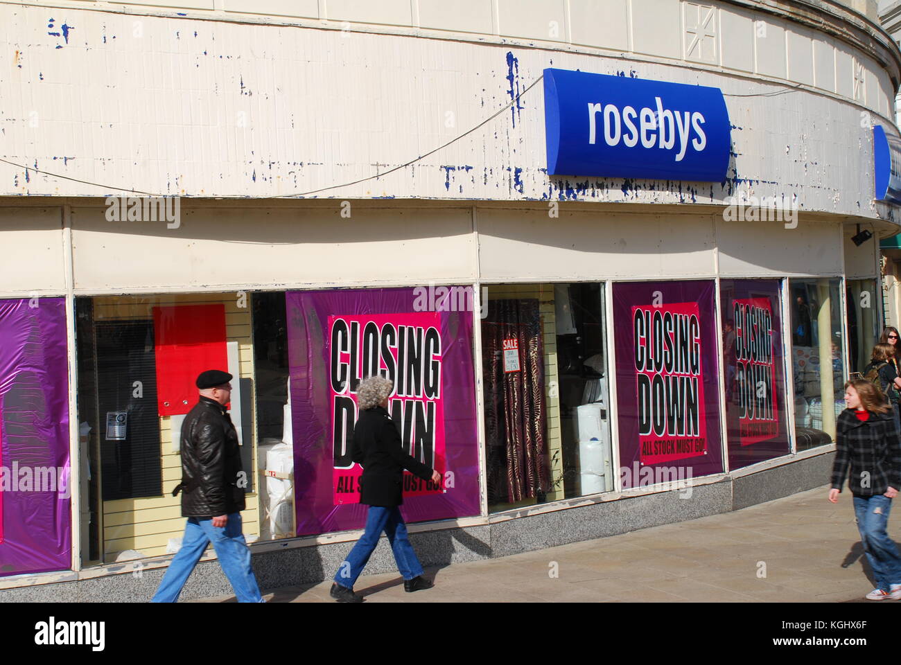 Schließung von Schildern in einer Filiale des Rosebys-Wäscheladengeschäfts in Hastings in East Sussex, England am 9. März 2009. Stockfoto