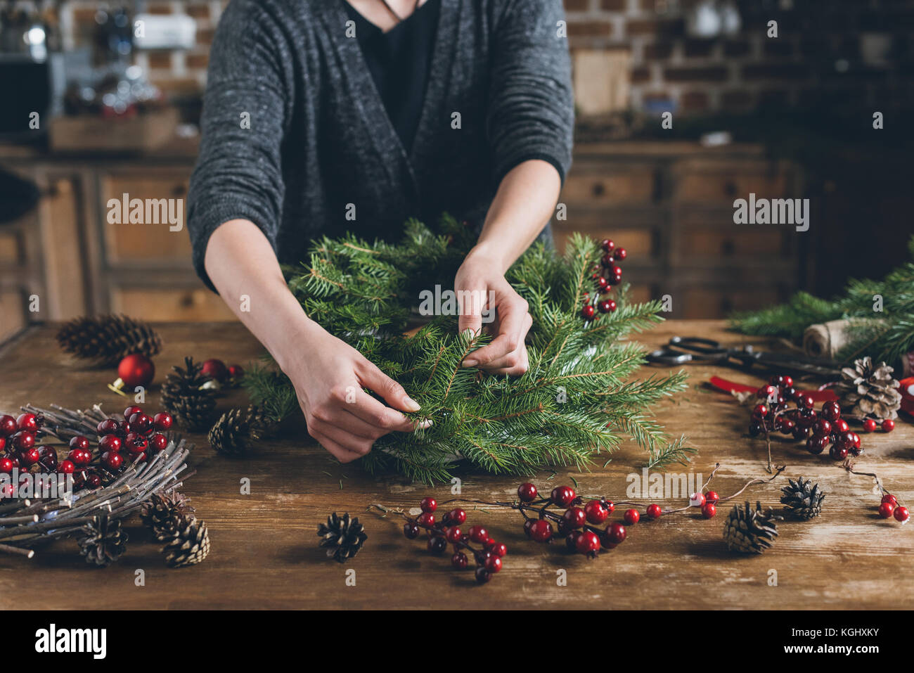 Dekorateur macht Weihnachten Kranz Stockfoto