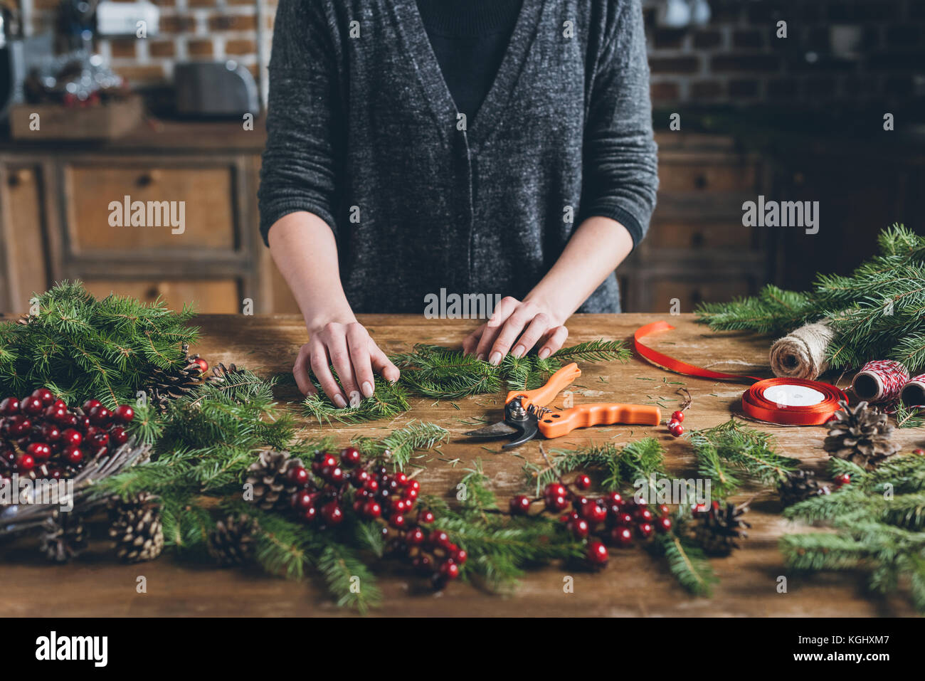 Dekorateur macht Weihnachten Kranz Stockfoto