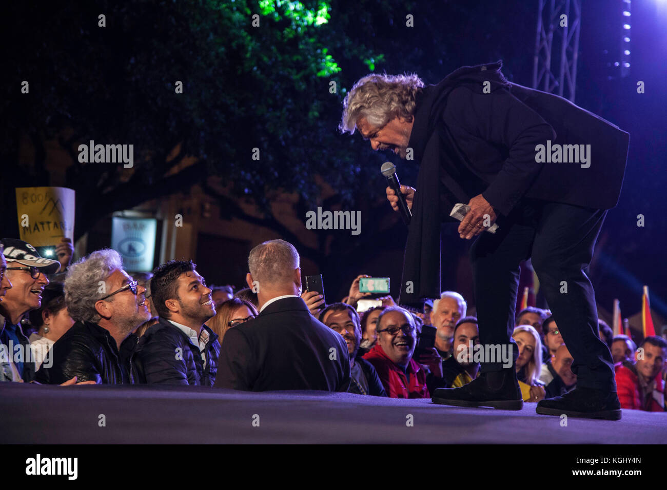 Beppe Grillo, politischer Führer der fünf Sterne Bewegung (m5s), spricht während einer politischen Kundgebung vor der sizilianischen Wahlen in Palermo (Italien). Stockfoto