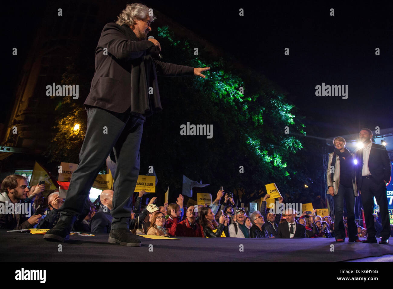 Beppe Grillo, politischer Führer der fünf Sterne Bewegung (m5s), spricht während einer politischen Kundgebung vor der sizilianischen Wahlen in Palermo (Italien). Stockfoto