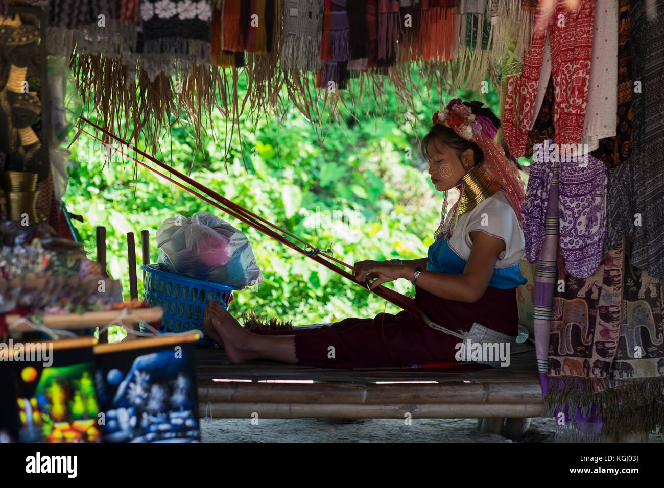 CHIANG RAI, THAILAND - 4. NOVEMBER 2017: Unbekannter lange Hals Karen Frau, die volkskunst waren Stockfoto