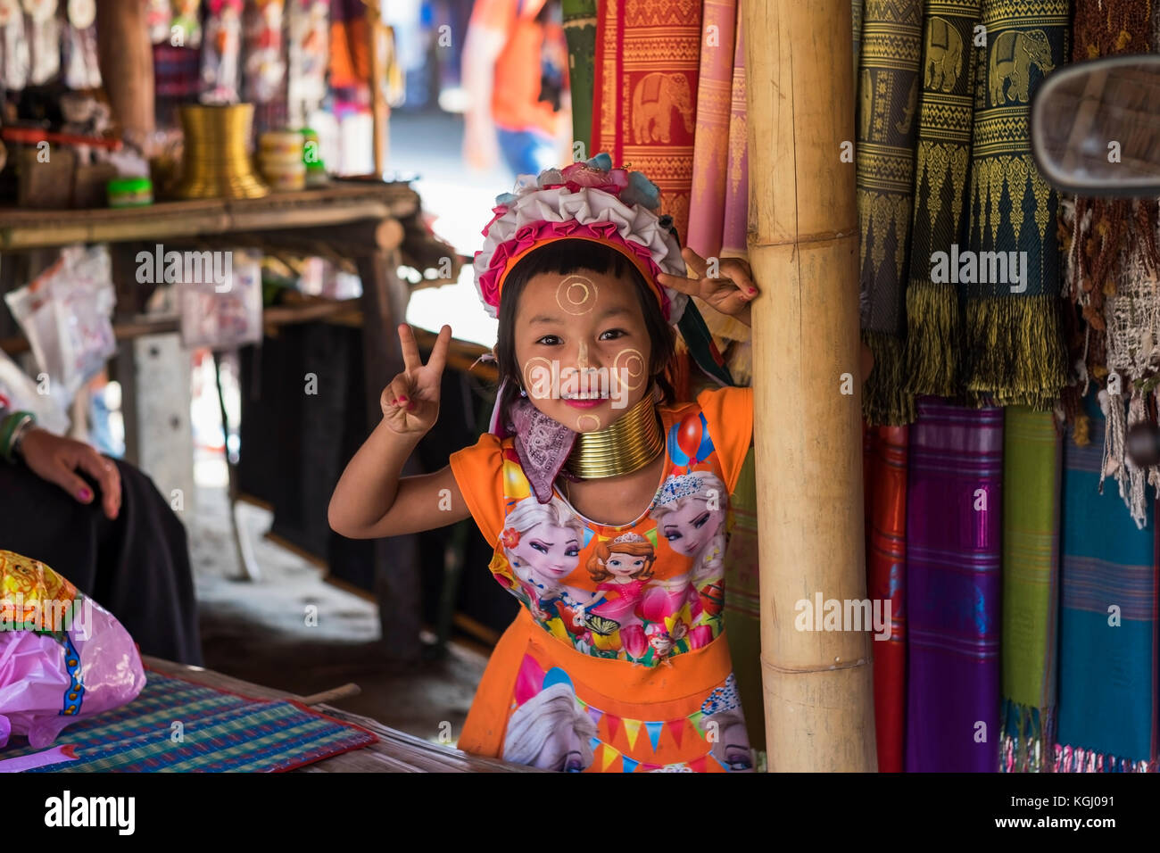 CHIANG RAI, THAILAND - 4. NOVEMBER 2017: Unbekannter lange Hals Karen Hill Tribe Mädchen lächelnd Stockfoto