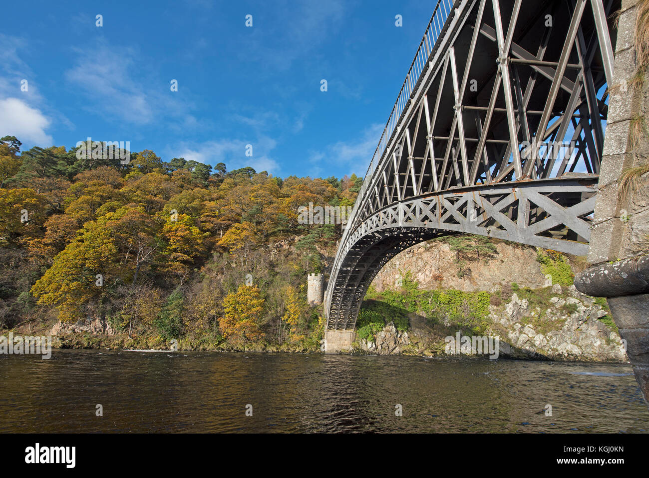 Die 1812 Lattice gusseiserne Brücke von Thomas Telford über den Fluss Spey bei Craigellachie Morayshire. Schottland. Stockfoto