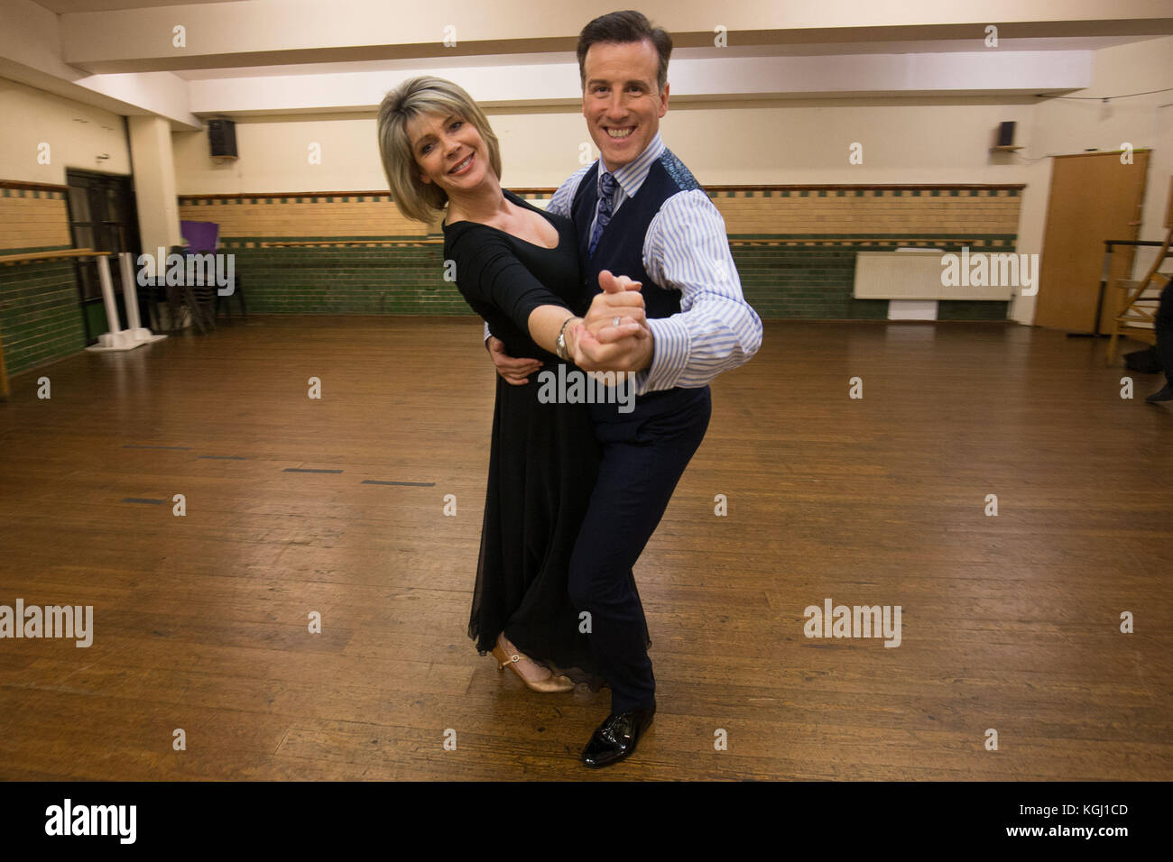 Ruth Langsford und Anton du Beke Proben ihren langsamen Foxtrot-Tanz für die Samstagsrunde von Strictly Come Dancing der BBC in einem Studio im Westen Londons. Stockfoto