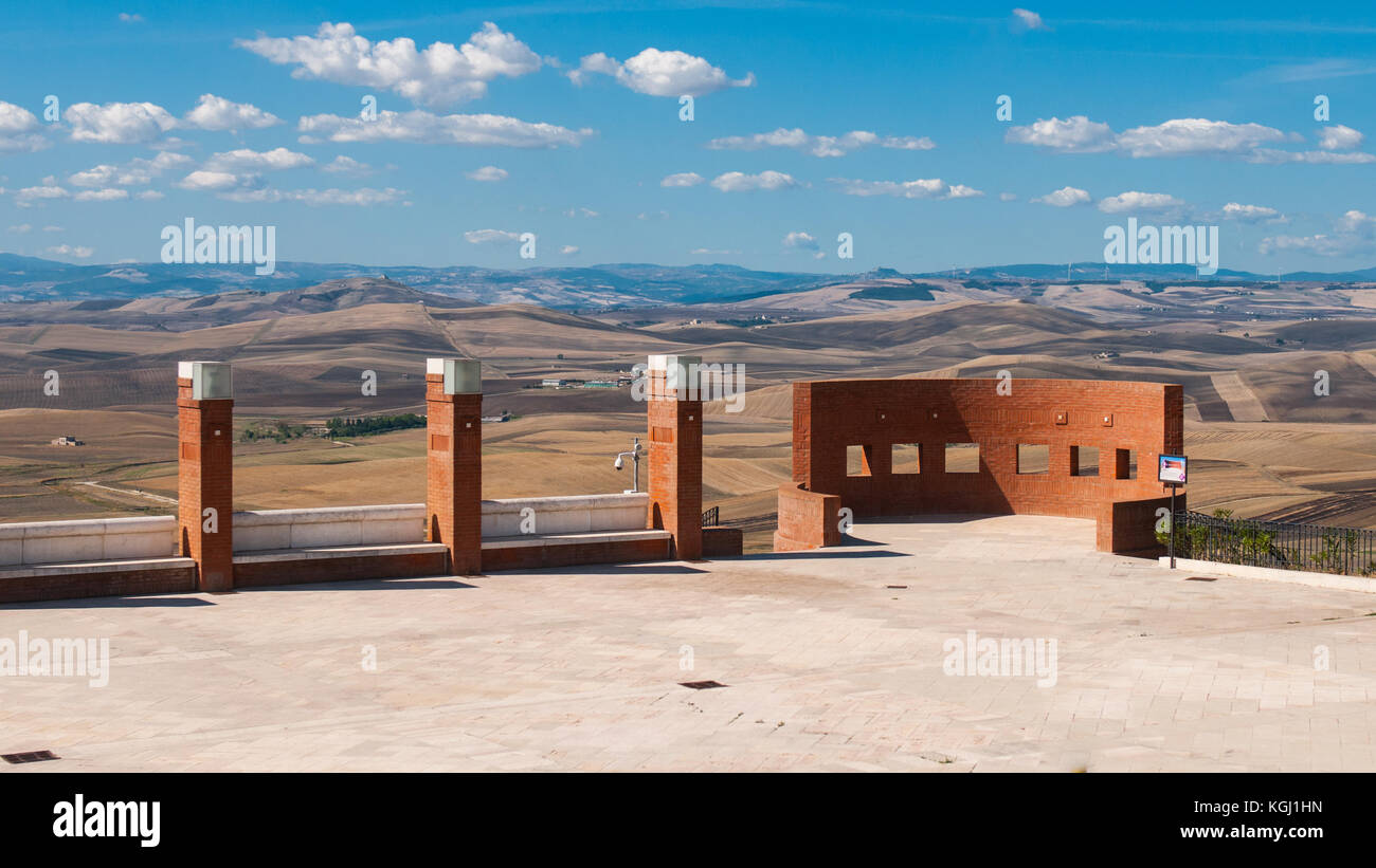 Ein Blick auf die Terrasse mit Panoramablick auf das Dorf poggiorsini, Italien. poggiorsini war ein Lehen der Familie Orsini, die ihren Namen dem Land gab. Stockfoto