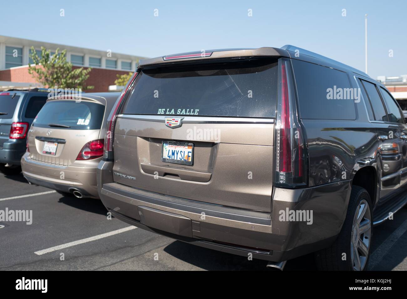 SUV mit de La Salle Bumpersticker an der de La Salle High School, einer privaten katholischen Schule in Concord, Kalifornien, 8. September 2017. Das Fußballteam Spartans von de La Salle ist bekannt für seine rekordverdächtige Siegesserie von 151, die 12 Saisons dauerte und 2004 mit einer Niederlage endete. Stockfoto