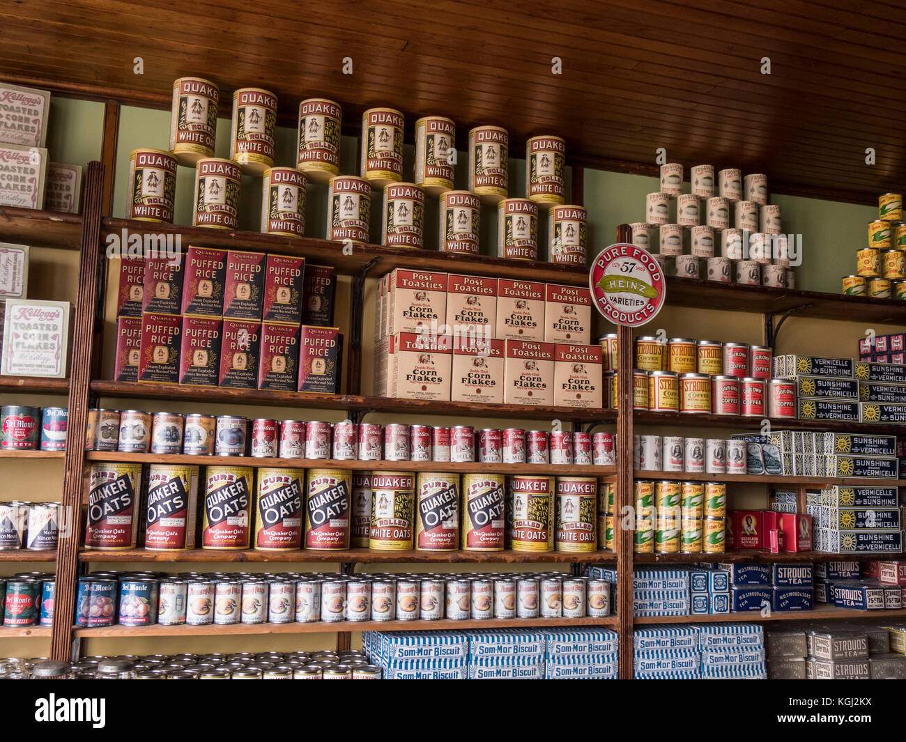 Regale innerhalb der historischen Hyman und Söhne Store und Lager, Forillon National Park, Gaspe Halbinsel, Kanada. Stockfoto