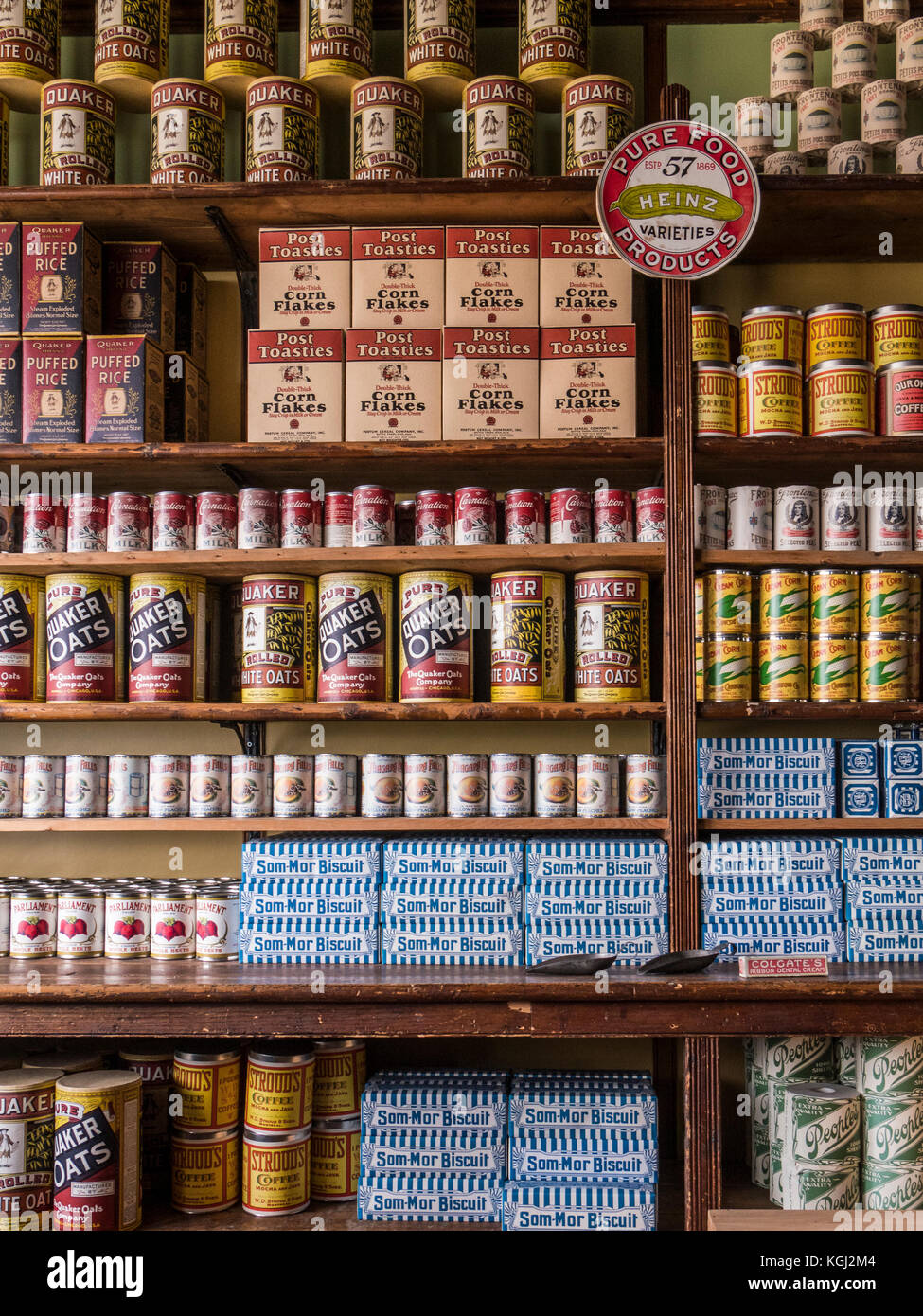 Regale innerhalb der historischen Hyman und Söhne Store und Lager, Forillon National Park, Gaspe Halbinsel, Kanada. Stockfoto
