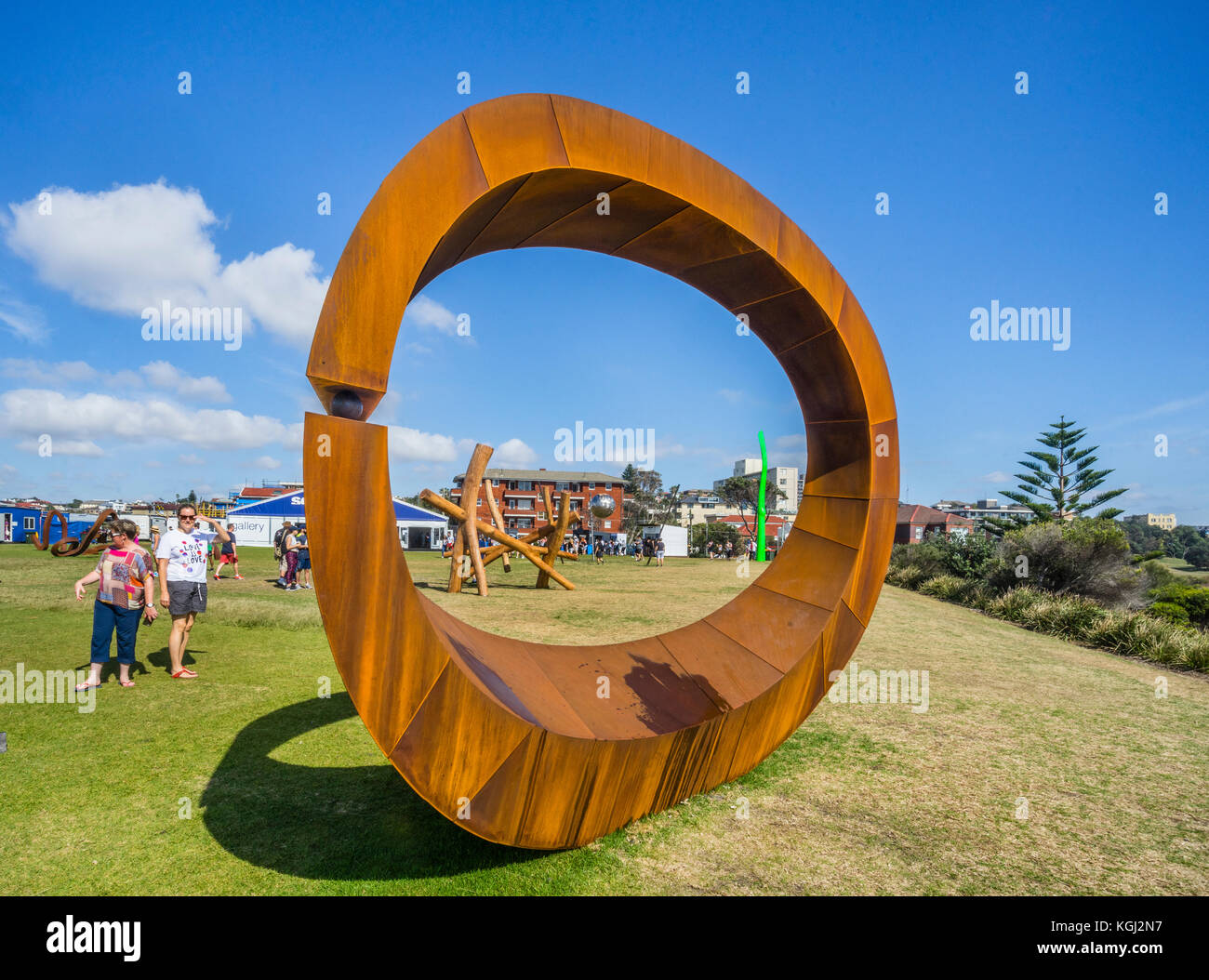 Skulptur am Meer 2017, jährliche Ausstellung an der Küste zu Fuß zwischen Bondi und Tamara Beach, Sydney, New South Wales, Australien. Corten Stahl scul Stockfoto