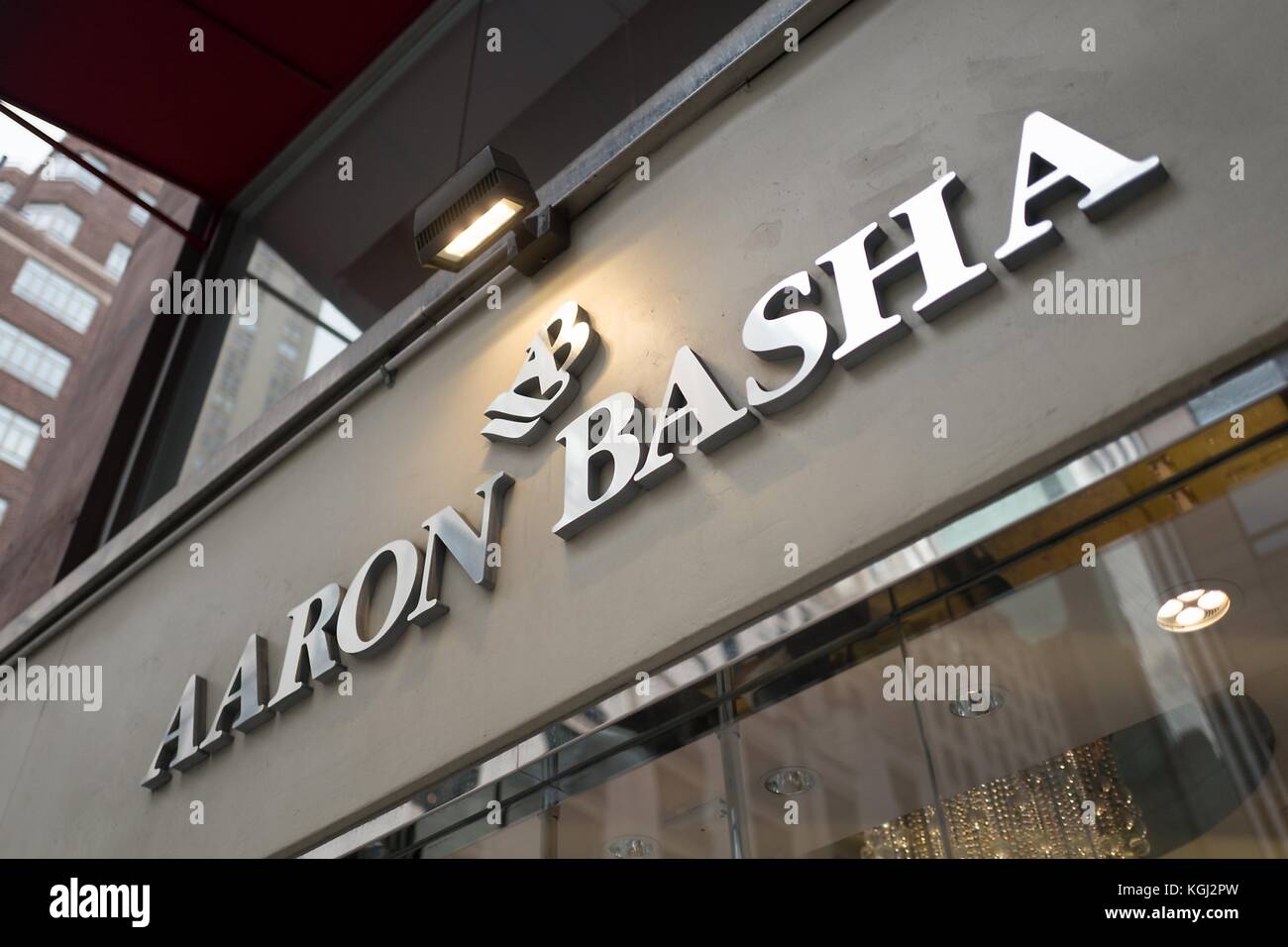 Schild an der Fassade des aaaron Basha boutique Juweliergeschäft auf der Madison Avenue in Manhattan, New York City, New York, 14. September 2017. Stockfoto