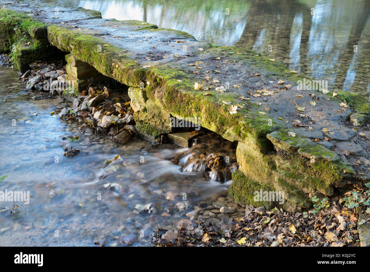 Ford und 1880 Brücke über den Fluss Windrush bei Kineton im Herbst. Kineton, Gloucestershire, VEREINIGTES KÖNIGREICH Stockfoto
