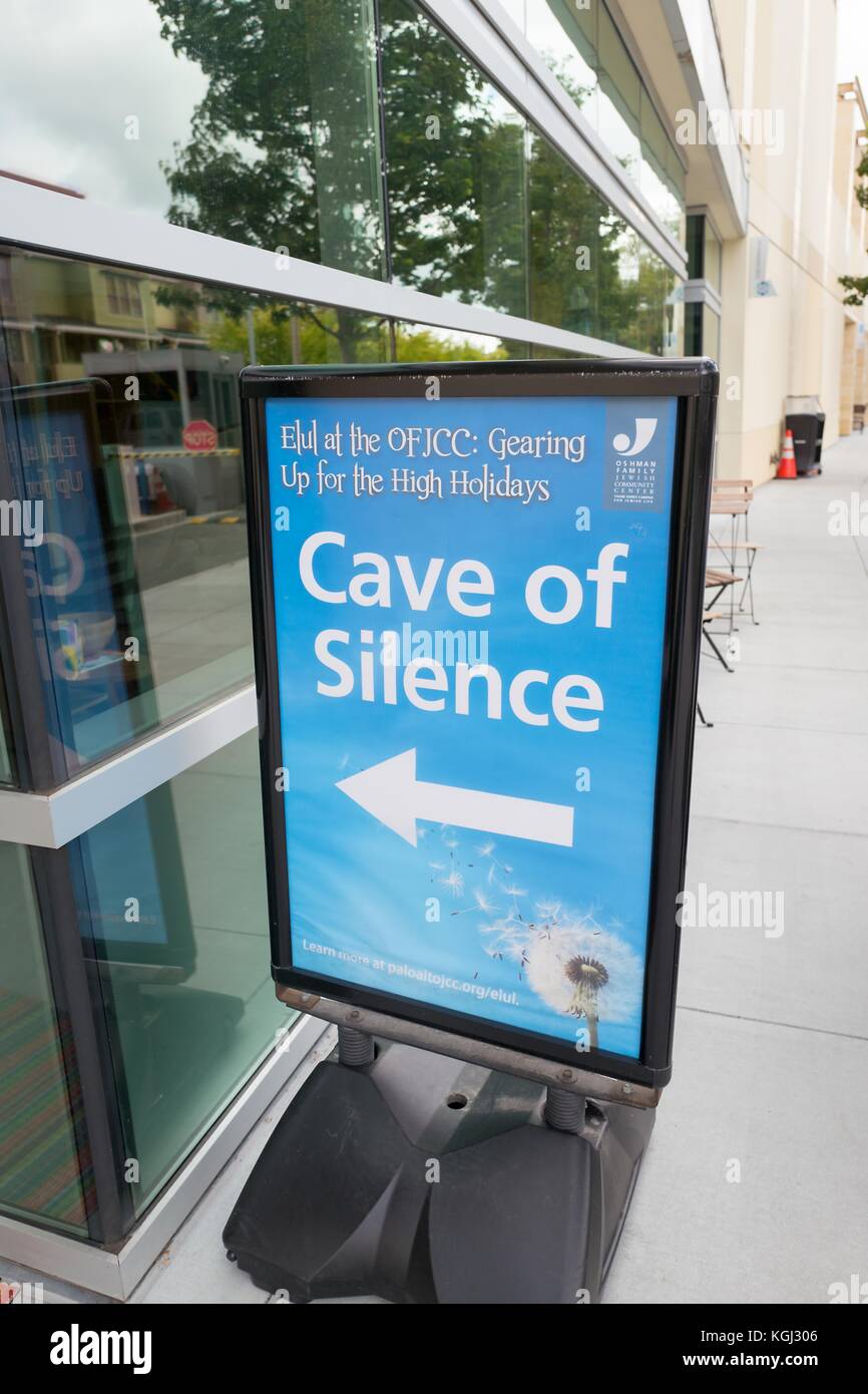 Zeichen für eine Höhle des Schweigens im jüdischen Gemeindezentrum (Gba) im Silicon Valley, Palo Alto, Kalifornien, Teil der Befolgung der jüdischen Hohen Feiertage, 20. September 2017. () Stockfoto