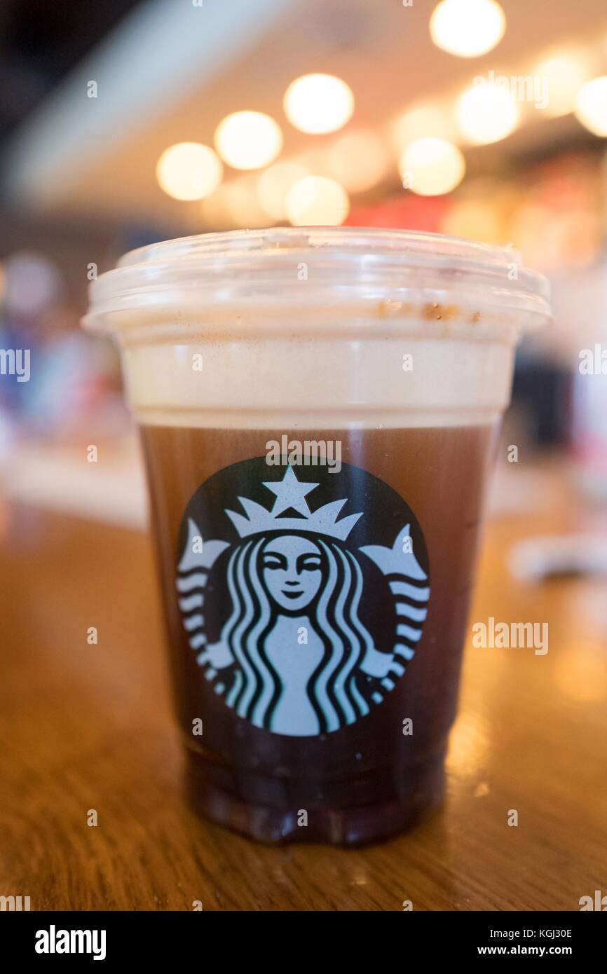 Nahaufnahme eines Nitro Freddo Coffee Drinks, ein Kaltgebrühkaffee von Starbucks, serviert auf Fass mit komprimiertem Stickstoff, mit einem Topping aus kalter Creme und Karamell, eingeführt 2017 auf ausgewählten Märkten, auf einer hellen Holzoberfläche, Silicon Valley, Palo Alto, Kalifornien, 20. September, 2017. () Stockfoto