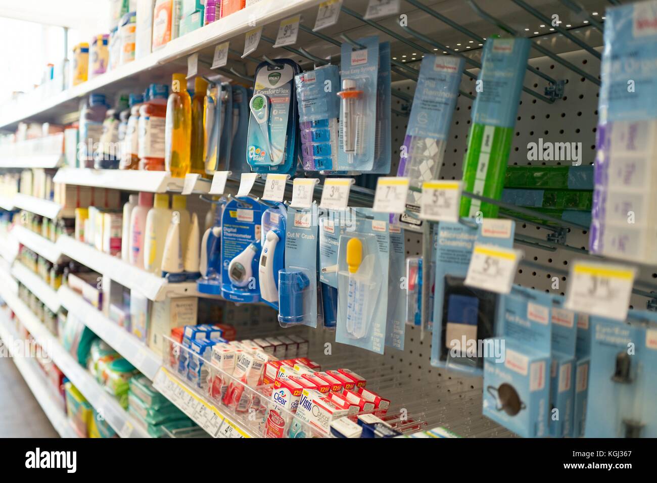 Verschiedene Medikamente, Thermometer und andere medizinische Verbrauchsmaterialien sind in den Regalen einer Apotheke in San Francisco, Kalifornien, am 29. September 2017 zu sehen. () Stockfoto