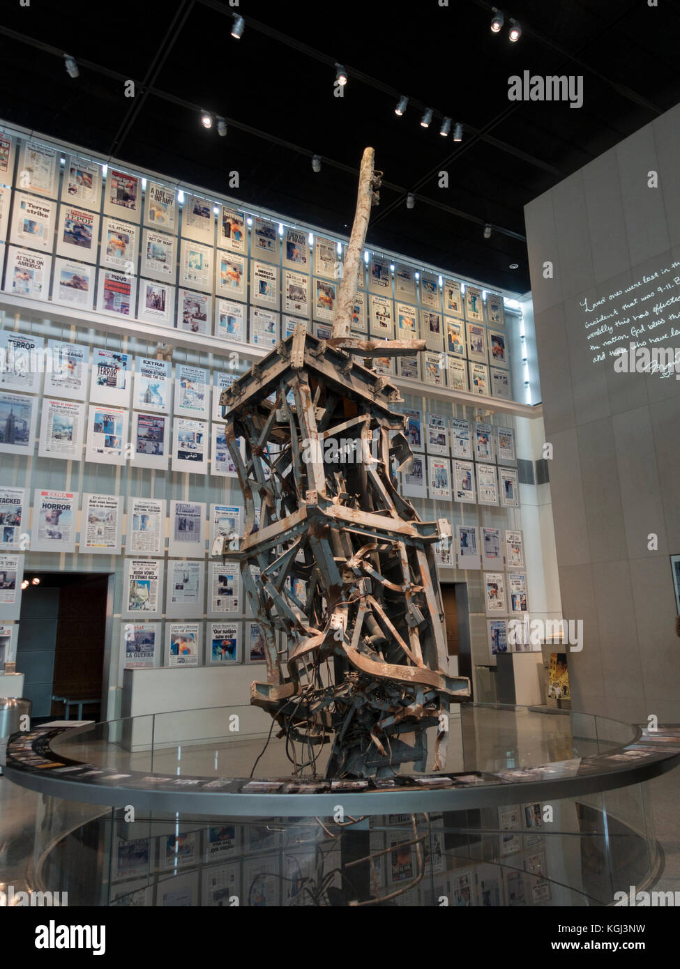 Ein Teil der Antenne von der Nordturm des World Trade Center am 11. September 2001 über die Anzeige im Newseum, Washington DC, USA. Stockfoto