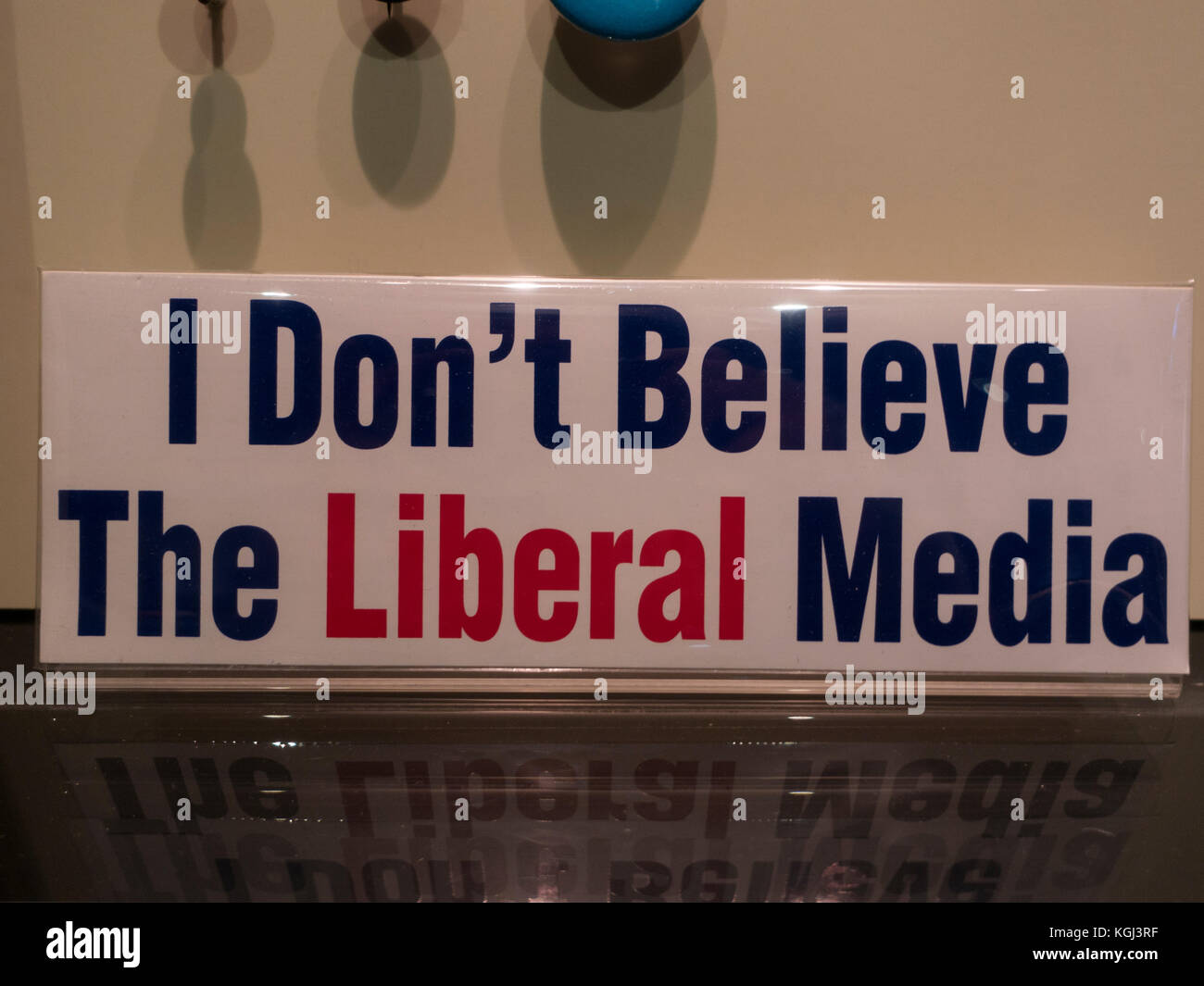 "Ich Abzeichen die liberalen Medien' auf dem Display im Newseum, ein interaktives Museum in Washington DC, USA nicht Glauben. Stockfoto
