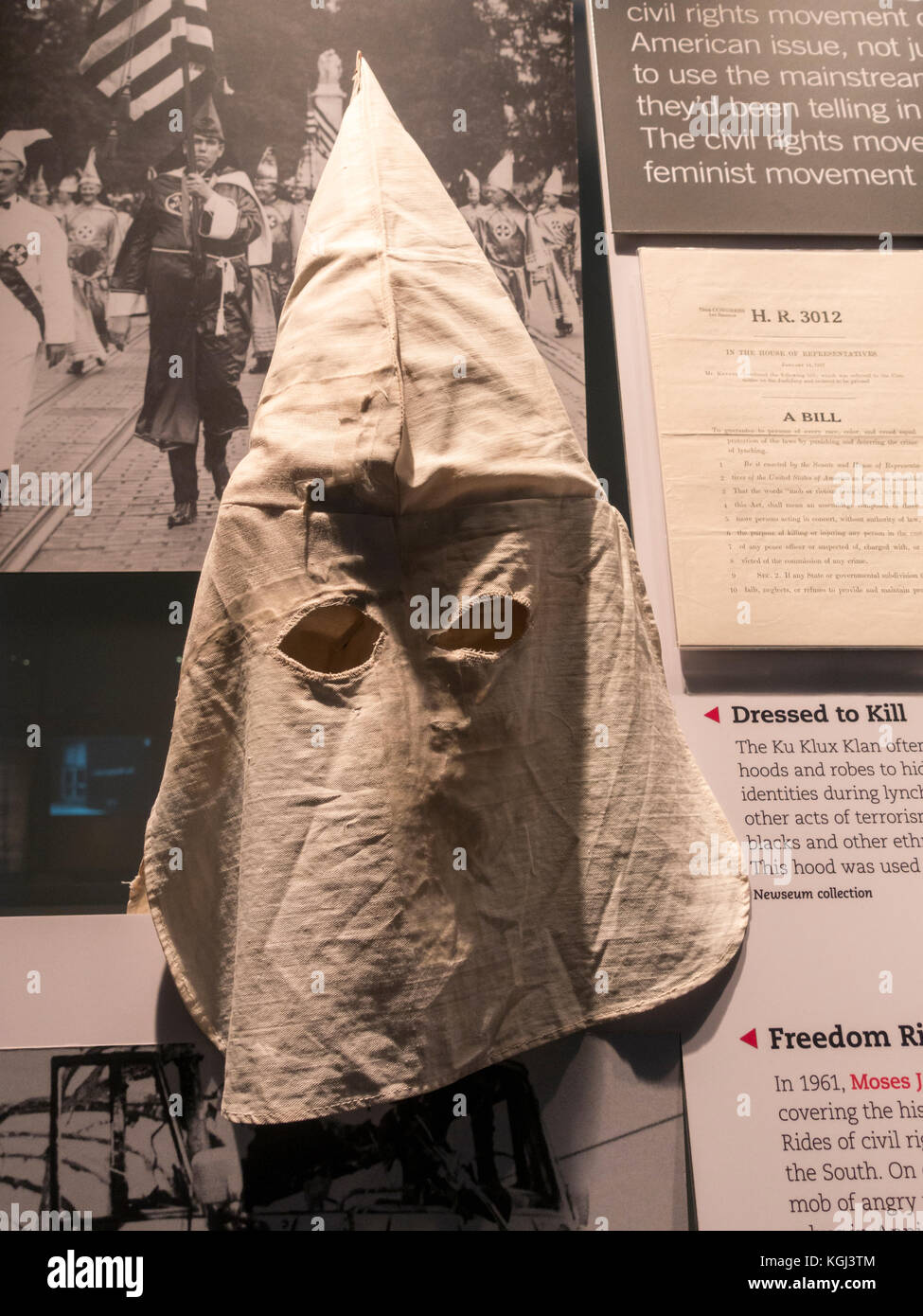 Ein Ku Klux Klan weiße Haube aus den 1920er Jahren in Newseum, ein interaktives Museum in Washington DC, USA. Stockfoto