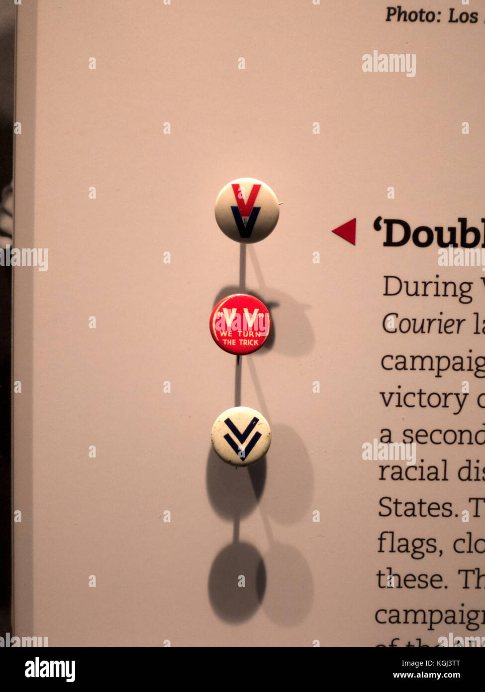 'Double V ' Abzeichen der "Pittsburgh Kurier produziert' während des Zweiten Weltkriegs in Newseum, ein interaktives Museum in Washington DC, USA. Stockfoto