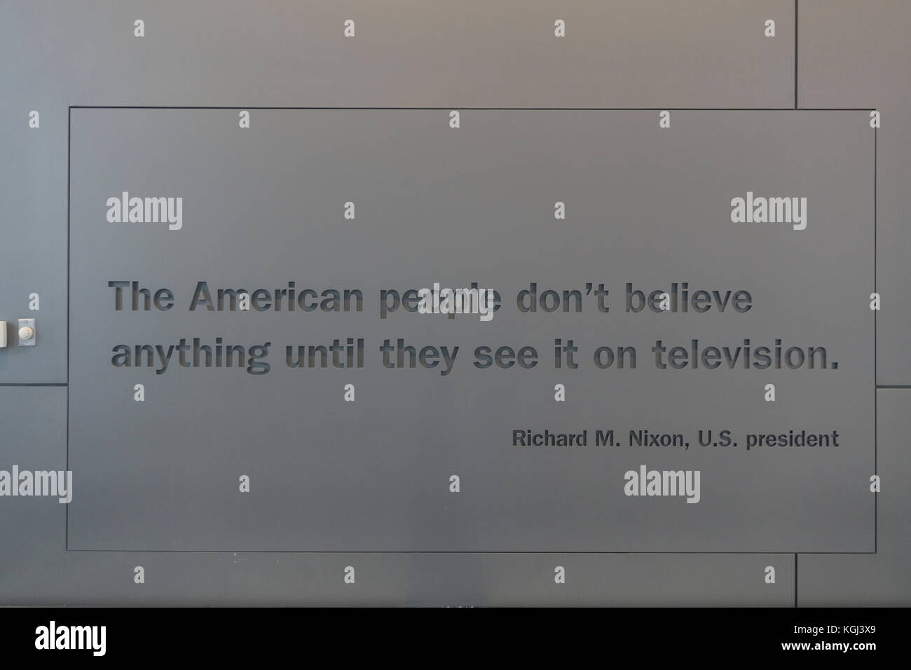 "Das amerikanische Volk nichts, bis Sie es sehen im Fernsehen, "Erklärung von Nixon, Newseum, Washington DC, USA glauben. Stockfoto