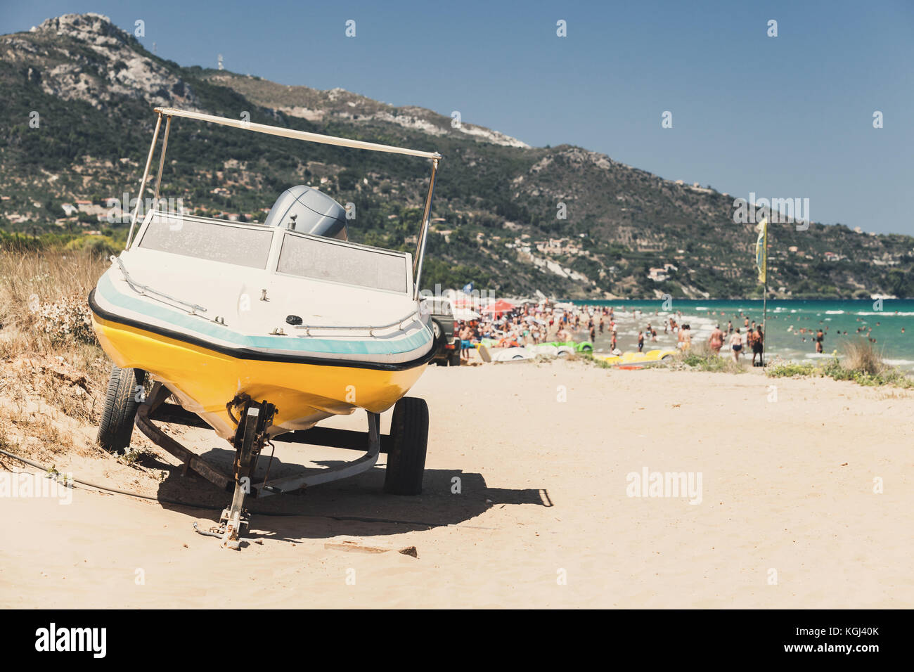 Gelbe Boot am Strand, Insel Zakynthos, Griechenland Stockfoto