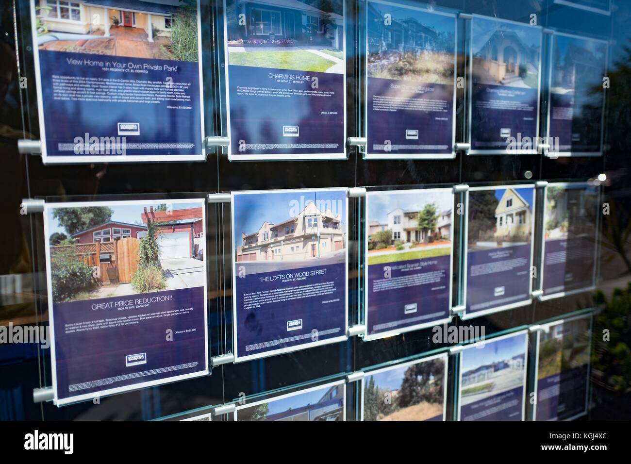 Mehrere Zeichen im Fenster eines Coldwell Banker Real Estate Agency in der Gourmet Ghetto (Norden shattuck) Nachbarschaft von Berkeley, Kalifornien Werbung Häuser für Verkauf in der San Francisco Bay Area, 6. Oktober 2017. Bay Area Home Preise gehören zu den höchsten in den Vereinigten Staaten. () Stockfoto