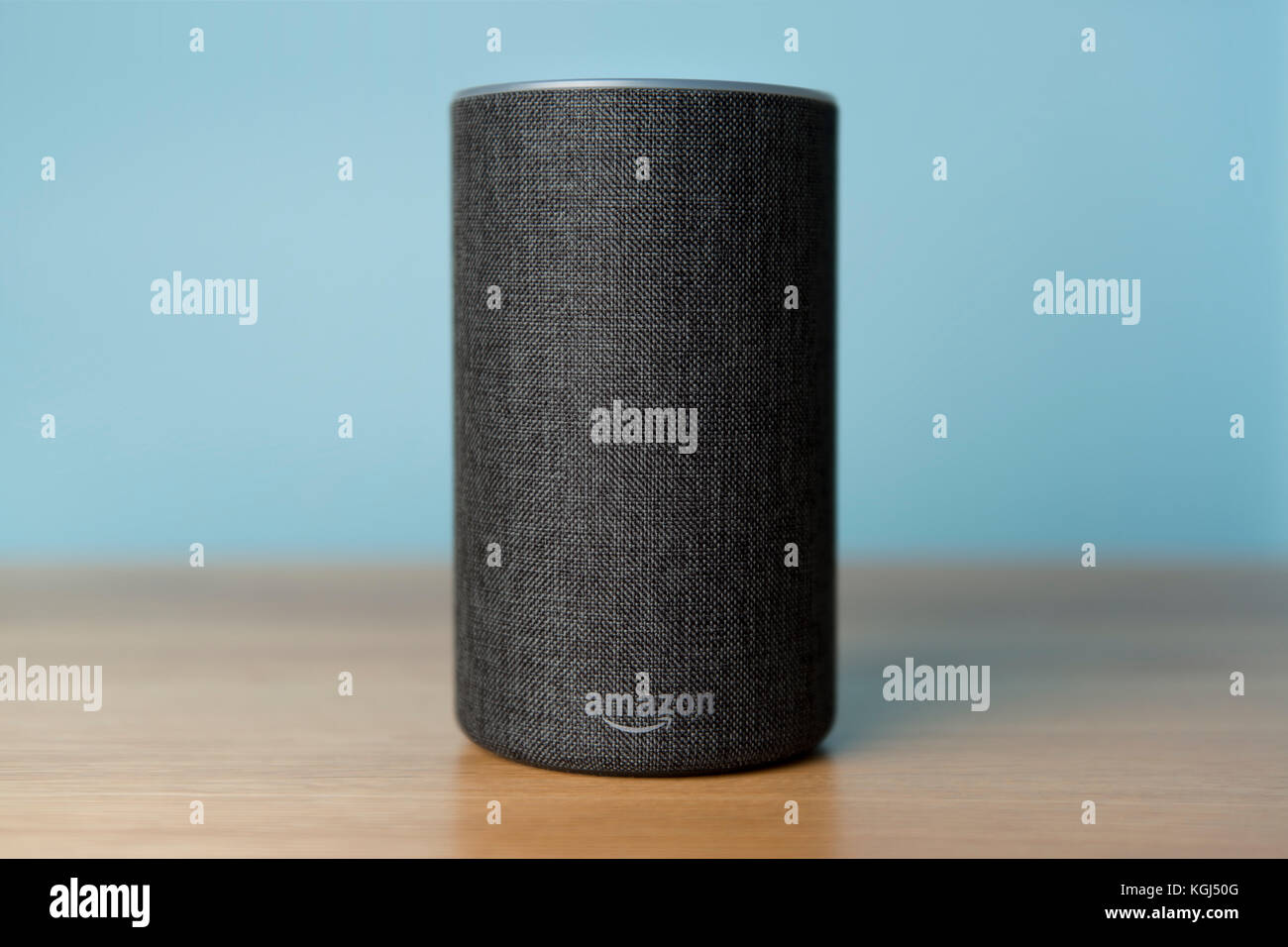 2017 Veröffentlichung einer Holzkohle Amazon Echo (2. Generation) smart  Lautsprecher und persönlicher Assistent Alexa gegen einen hölzernen Tisch  und blaue Wand geschossen Stockfotografie - Alamy