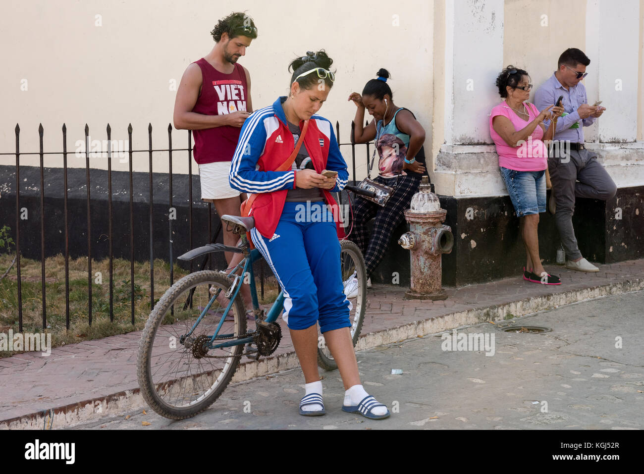 Menschen, eine Verbindung zum Internet über ein WLAN-Spot, Trinidad Kuba Stockfoto