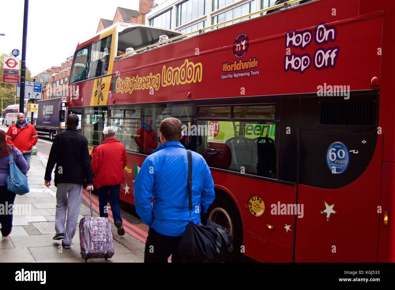City Sightseeing London Bus bietet Touren durch die Hauptstadt, mit Touristen, die vorbeilaufen, London UK Stockfoto
