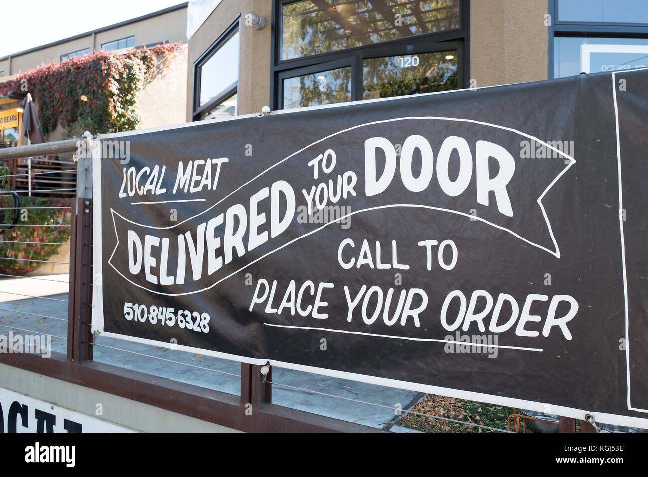 Anmelden Werbung "Fleisch an die Haustür geliefert" an der lokalen Metzgerei in der Gourmet Ghetto (Norden shattuck) Nachbarschaft von Berkeley, Kalifornien, 6. Oktober 2017. () Stockfoto