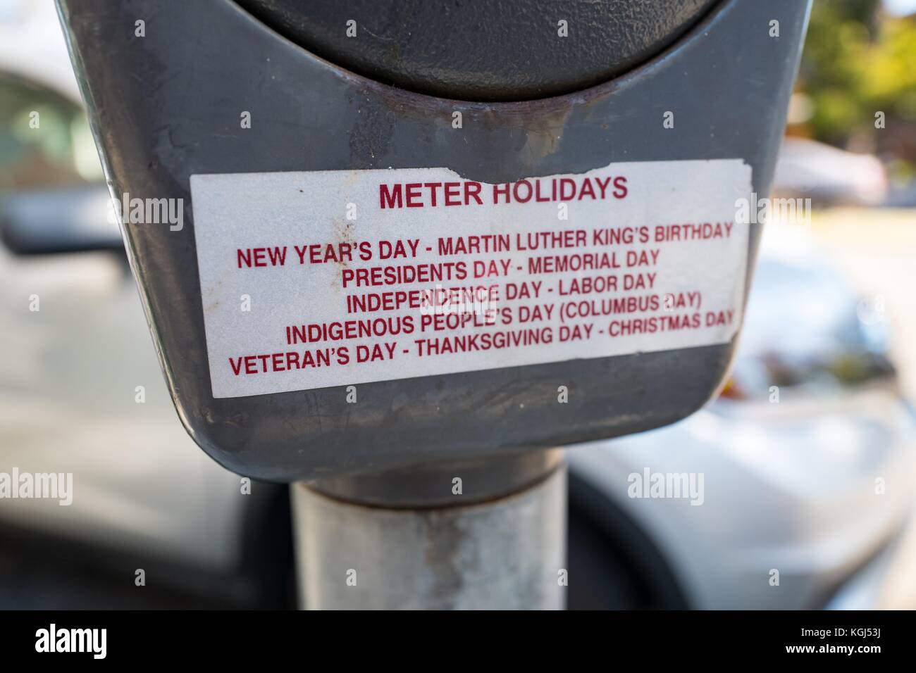 Nahaufnahme des Parkautomaten in Berkeley, Kalifornien, an dem der Name des US-Bundesfeiertags Columbus Day offiziell in Indigenous Peoples Day geändert wurde, um gegen Christoph Columbus’ Behandlung indigener Völker Amerikas am 6. Oktober 2017 zu protestieren. () Stockfoto