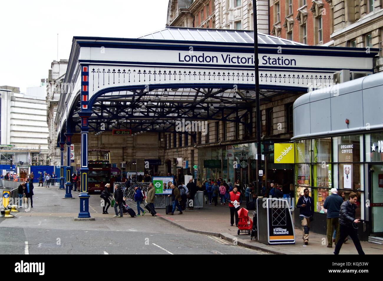 Blick zum Haupteingang Station auf einem ruhigen Morgen London Victoria, Großbritannien Stockfoto