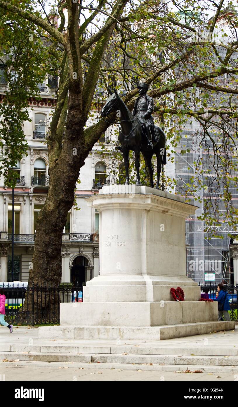 Statue von Marshall Ferdinand Foch, Kommandeur der alliierten Armeen 1. Weltkrieg, Lower Grosvenor Gardens, London, Großbritannien Stockfoto