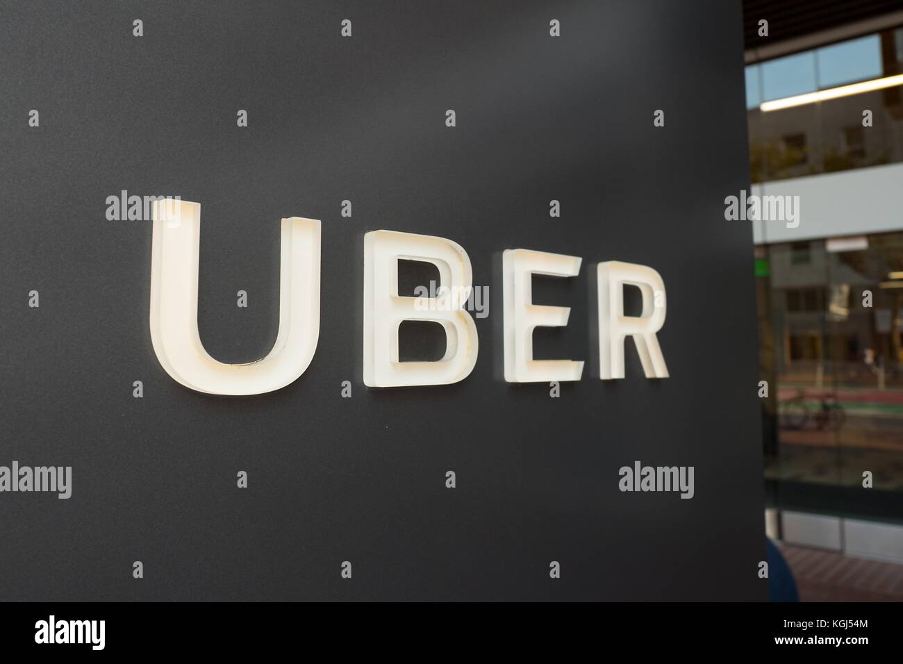 Schild mit Logo in der Zentrale der Car-sharing-Unternehmen uber in der Südlich der Market (SOMA) Nachbarschaft von San Francisco, Kalifornien, 13. Oktober 2017. SoMa ist für eine der höchsten Konzentrationen von Unternehmen und Startups jeder Region weltweit bekannt. () Stockfoto