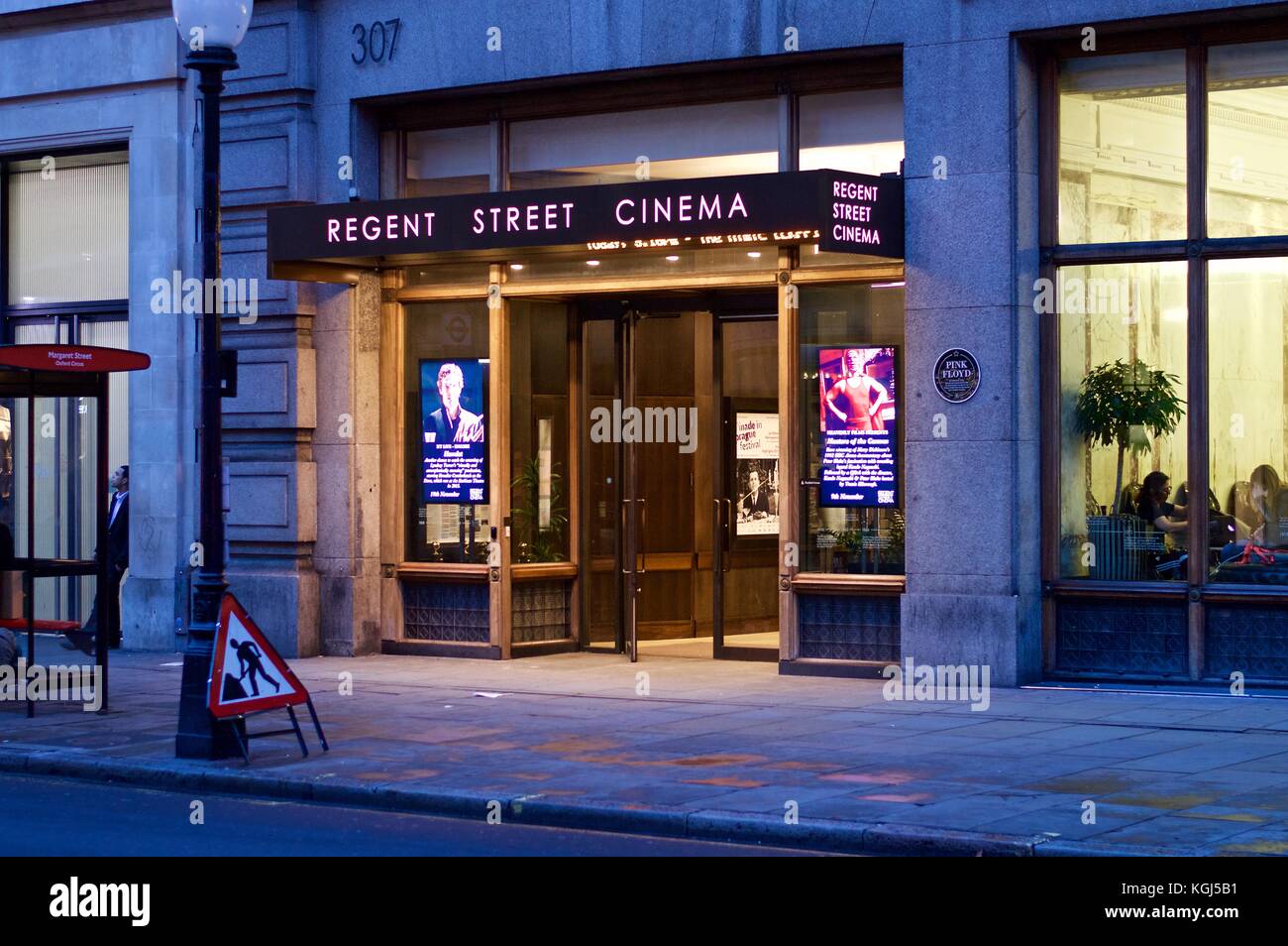Eingang Street Kino am Abend in Regent, Regent Street, London, UK Stockfoto
