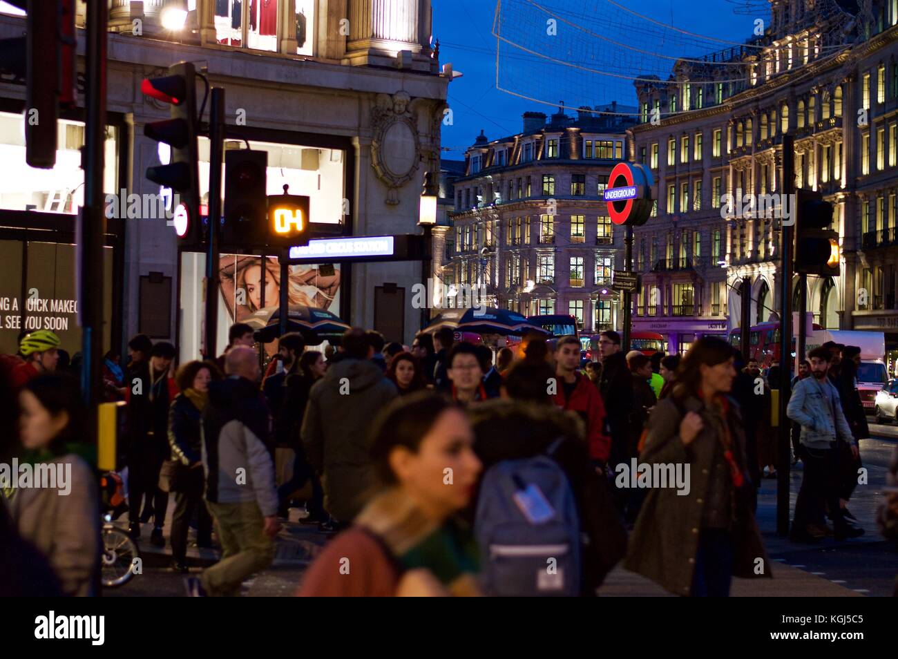 Viele Weihnachtseinkäufer überqueren die Oxford Street in der Nähe des Oxford Circus, London, UK, 2017 Stockfoto