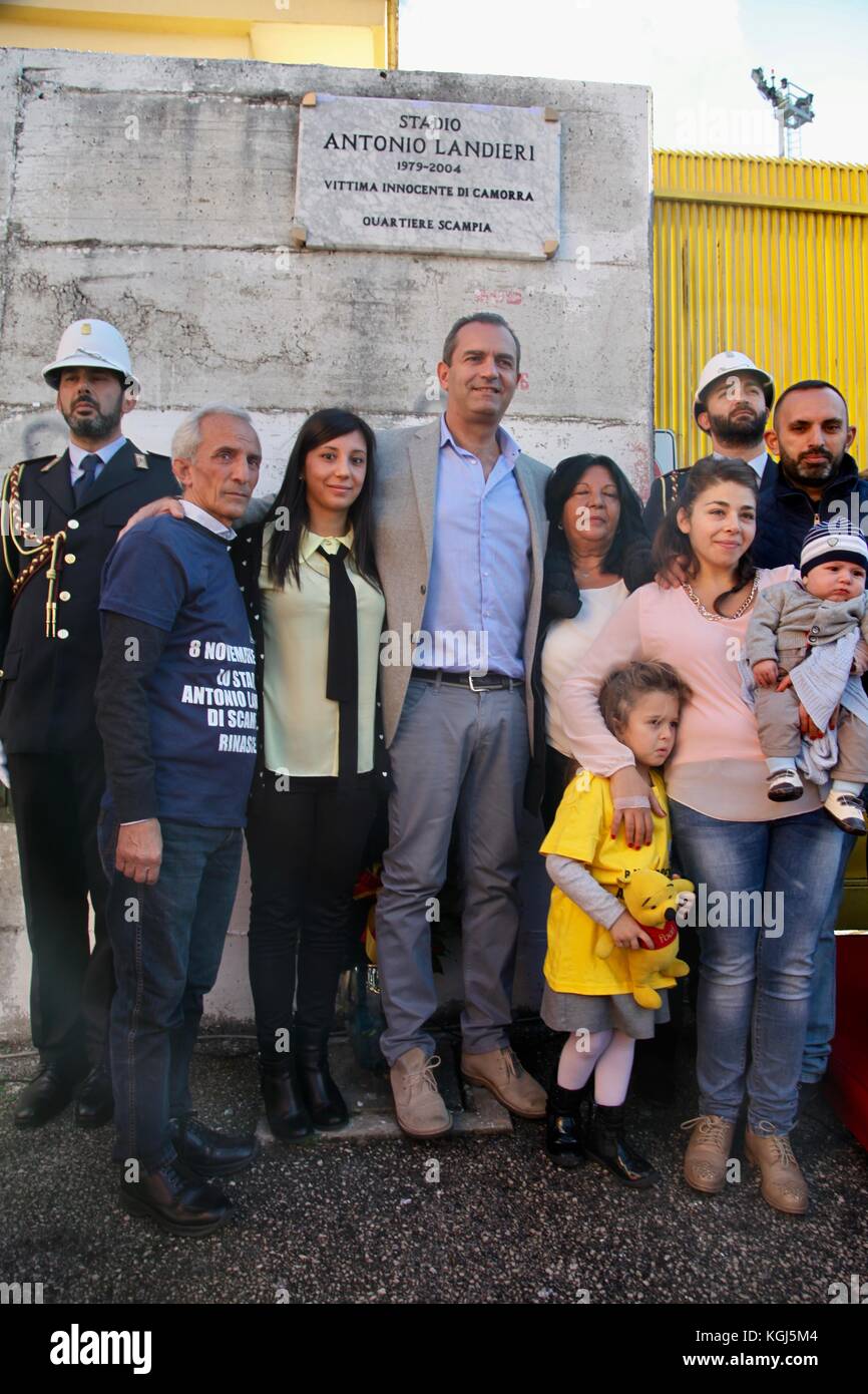 Neapel, Italien. 08 Nov, 2017 Bürgermeister von Neapel, Luigi De Magistris, mit Antonio landieri Familie. Heute, am 8. November in Neapel wurde im Ortsteil scampia eingeweiht, für die Chronik des Krieges in der camorra bekannt, das zu den modernsten in der Stadt Neapel. Die Sportanlage wurde nach Antonio landiere benannt, einem jungen, behinderten Jungen, unschuldigen Der camorra, der versehentlich in die Wut zwischen dem scissionists und der Clan von lauro getötet. Kredit war: Fabio Sasso/Pacific Press/alamy leben Nachrichten Stockfoto