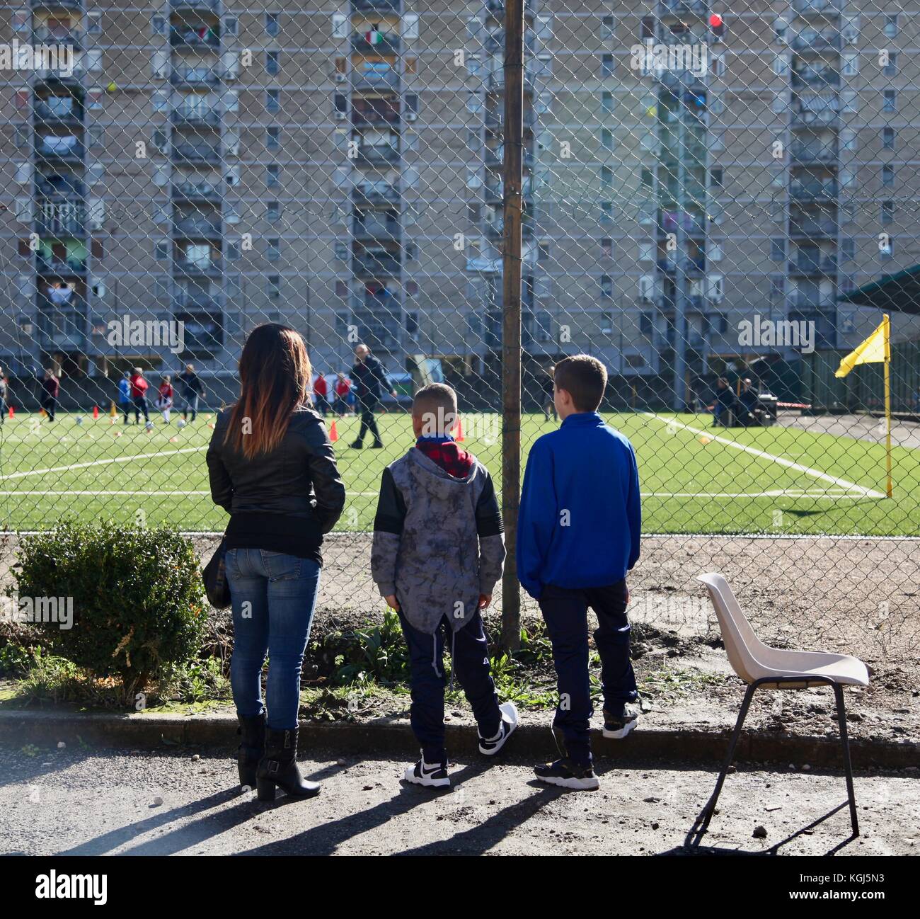 Neapel, Italien. 08 Nov, 2017 heute, am 8. November in Neapel wurde im Ortsteil scampia eingeweiht, für die Chronik des Krieges in der camorra bekannt, das zu den modernsten in der Stadt Neapel. Die Sportanlage wurde nach Antonio landiere benannt, einem jungen, behinderten Jungen, unschuldigen Der camorra, der versehentlich in die Wut zwischen dem scissionists und der Clan von lauro getötet. Kredit war: Fabio Sasso/Pacific Press/alamy leben Nachrichten Stockfoto