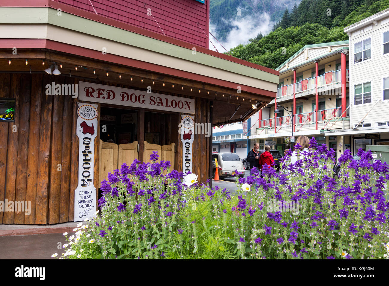 Juneau, Alaska, USA - 28. Juli 2017: Der Red Dog Saloon an einer Ecke der Franklin Street im Zentrum von Juneau, Alaska. Stockfoto