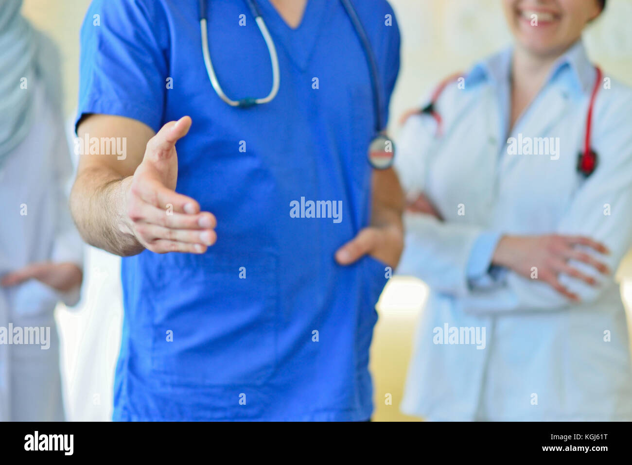 Freundlich männlicher Arzt mit der offenen Hand bereit für das Rütteln. Stockfoto