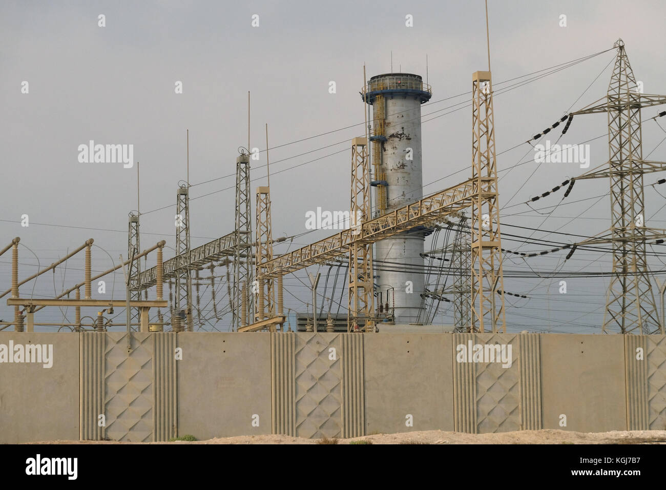 Ein Elektrizitätswerk in Wadi al-Na'am in der Nähe der Stadt Beerscheba in der Wüste Negev im Süden Israels Stockfoto