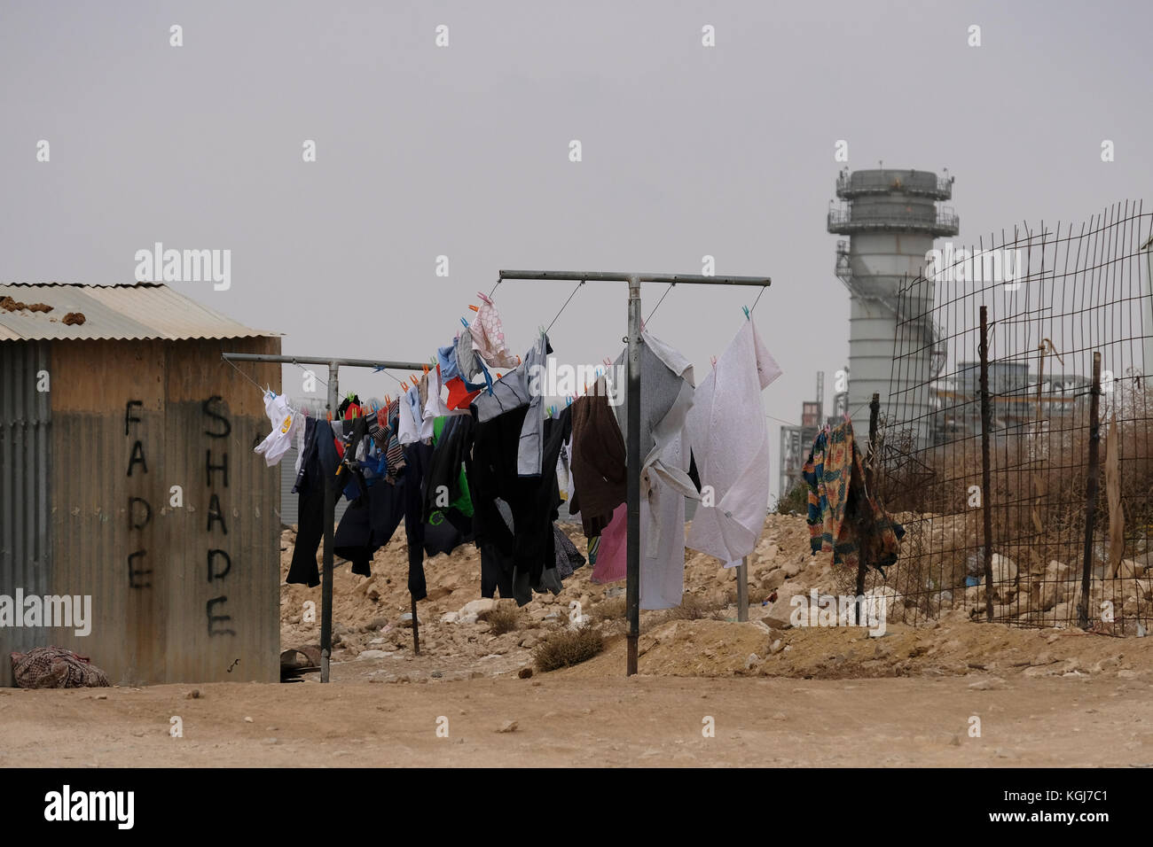 Blick auf Zinnbaracken und provisorische Häuser in einem nicht erkannten Beduinendorf in Wadi al-Na'am in der Negev-Wüste im Süden Israels. Viele Beduinen im Negev leben in Gemeinden, die ohne staatliche Genehmigung gegründet wurden, in diesem Fall wird jede Konstruktion auf dem Gelände als illegal angesehen. Der Staat erteilt Abbruchbefehle gegen Bauvorhaben, die ohne Genehmigung errichtet wurden, aber nicht alles davon befindet sich in nicht anerkannten Dörfern. Einige befinden sich in gesetzlich anerkannten Beduinengemeinschaften. Stockfoto