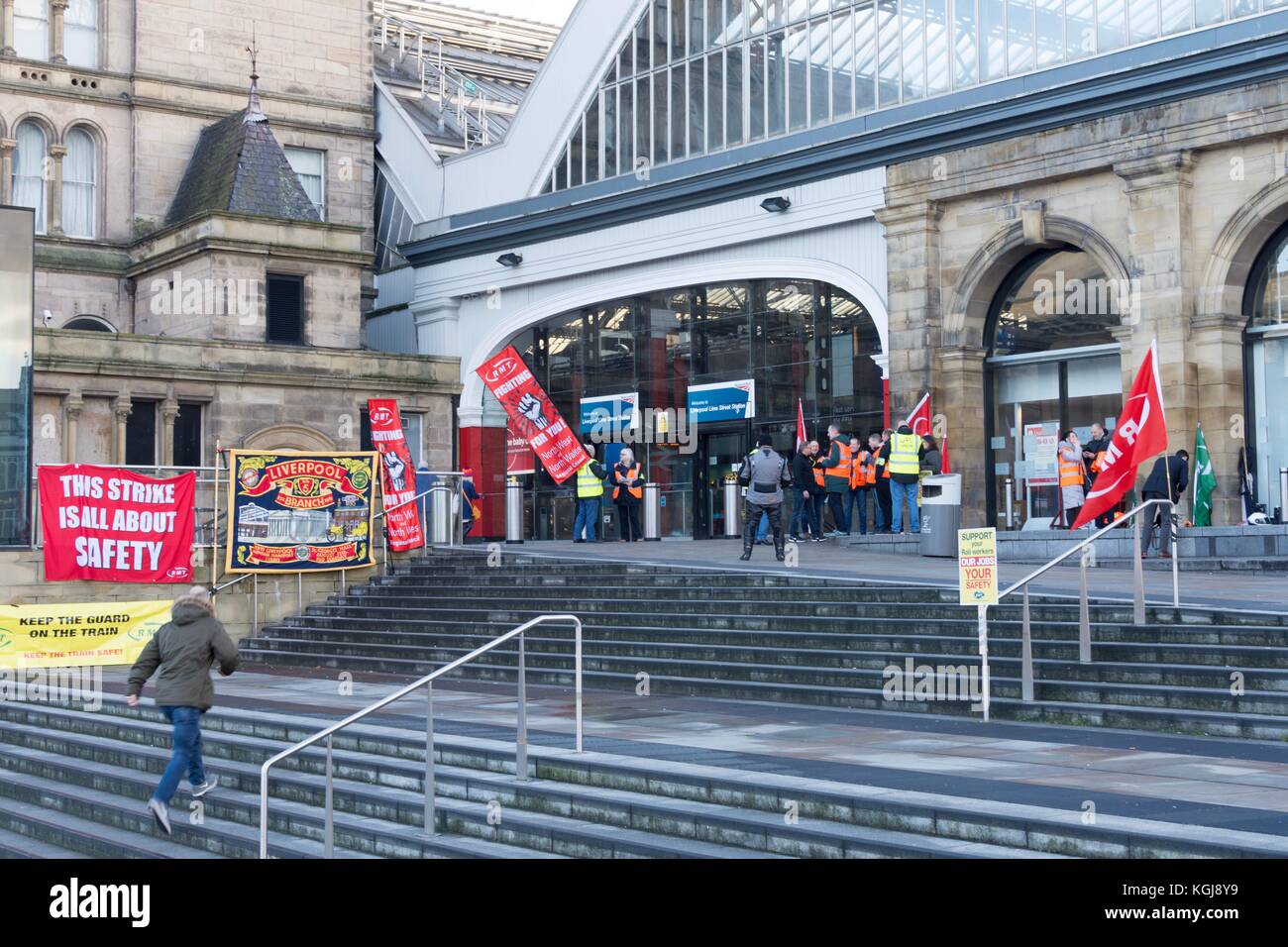 Liverpool, Großbritannien. 8 Nov, 2017. RMT Union Streik verursacht Störungen über Liverpool, Merseyside und der North West reisen. Die Demonstranten versammeln sich außerhalb vom Bahnhof Liverpool Lime Street. Quelle: John callaghan/Alamy leben Nachrichten Stockfoto