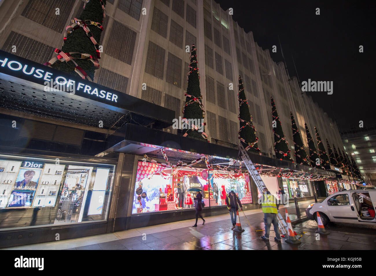 Oxford Street, London, Großbritannien. November 2017. Tausende kommen zum Londoner West End, um die jährlichen Weihnachtsbeleuchtung um 18.15 Uhr in der Oxford Street zu sehen. Weihnachtsdekorationen vor dem Geschäft House of Fraser in der Oxford Street. Quelle: Malcolm Park/Alamy Live News. Stockfoto