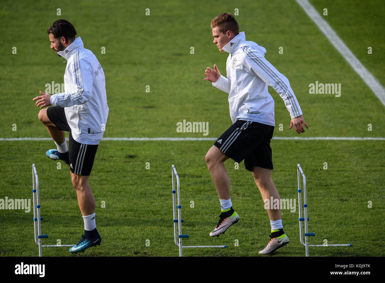 Berlin, Deutschland. November 2017. Marvin Plattenhardt (Deutschland) (L) und Marcel Halstenberg (Deutschland) GES/ Fussball/ DFB-Training, Berlin, 08.11.2017 Fußball/Fußball: Training der deutschen Nationalmannschaft, Berlin, 08. November 2017 |Nutzung weltweit Credit: dpa/Alamy Live News Stockfoto