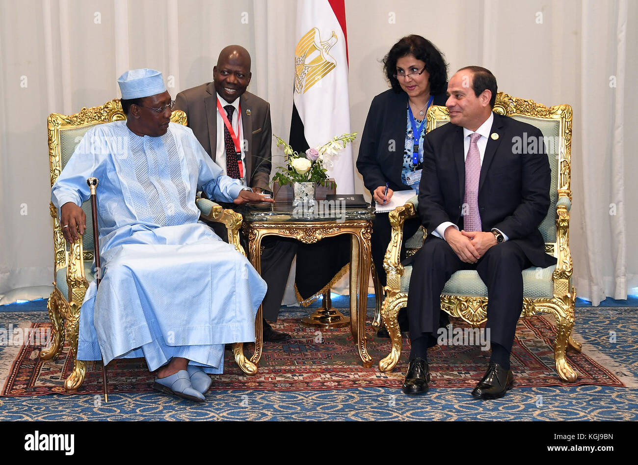 8. November 2017 - Sharm El Sheikh, Sharm El Sheikh, Ägypten - Ägyptischer Präsident Abdel-Fattah al-Sisi trifft sich am 8. November 2017 mit dem Tschad-Präsidenten Idriss Deby in Sharm El Sheikh, Ägypten (Foto: © Ägyptisches Präsidentenamt/APA Bilder via ZUMA Wire) Stockfoto