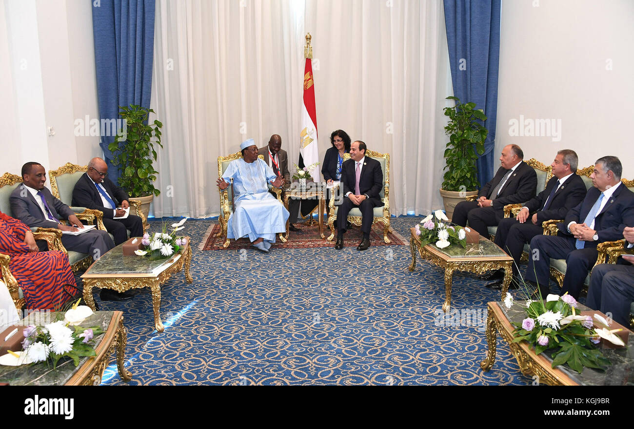 8. November 2017 - Sharm El Sheikh, Sharm El Sheikh, Ägypten - Ägyptischer Präsident Abdel-Fattah al-Sisi trifft sich am 8. November 2017 mit dem Tschad-Präsidenten Idriss Deby in Sharm El Sheikh, Ägypten (Foto: © Ägyptisches Präsidentenamt/APA Bilder via ZUMA Wire) Stockfoto