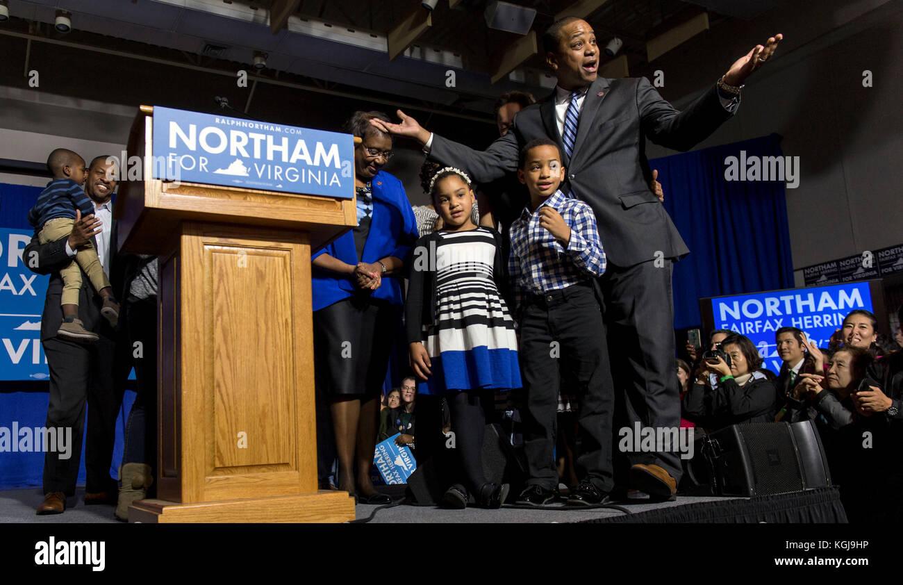 Fairfax, Virginia, USA. 07 Nov, 2017 neu gewählten Virginia lt. Gouverneur justin Fairfax bringt seine Familie auf der Bühne nach dem Gespräch bei der Democratic ticket Ereignis an der George Mason University. Credit: Brian cahn/zuma Draht/alamy leben Nachrichten Stockfoto