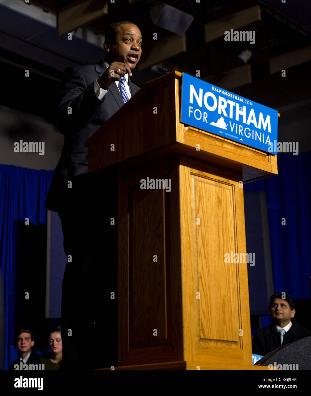 Fairfax, Virginia, USA. 07 Nov, 2017 neu gewählten Virginia lt. Gouverneur justin Fairfax spricht an der Demokratischen ticket Ereignis an der George Mason University. Credit: Brian cahn/zuma Draht/alamy leben Nachrichten Stockfoto